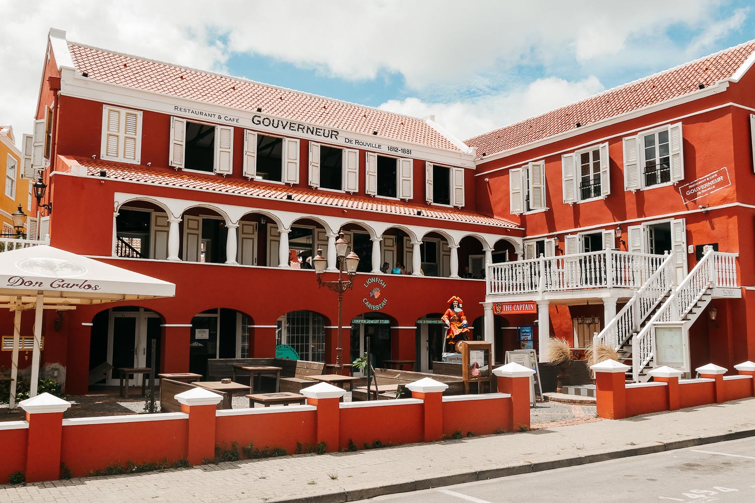 Vooraanzicht van het restaurant Gouverneur in Willemstad