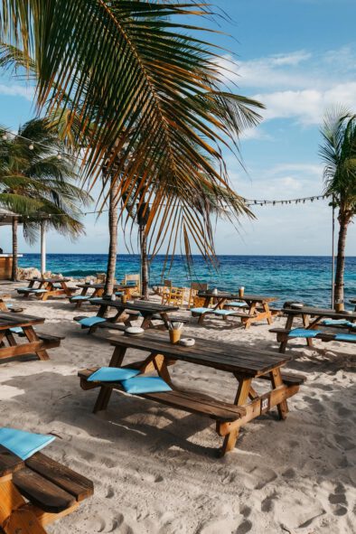 Restaurant op het strand die uitkijkt over de Caribische zee