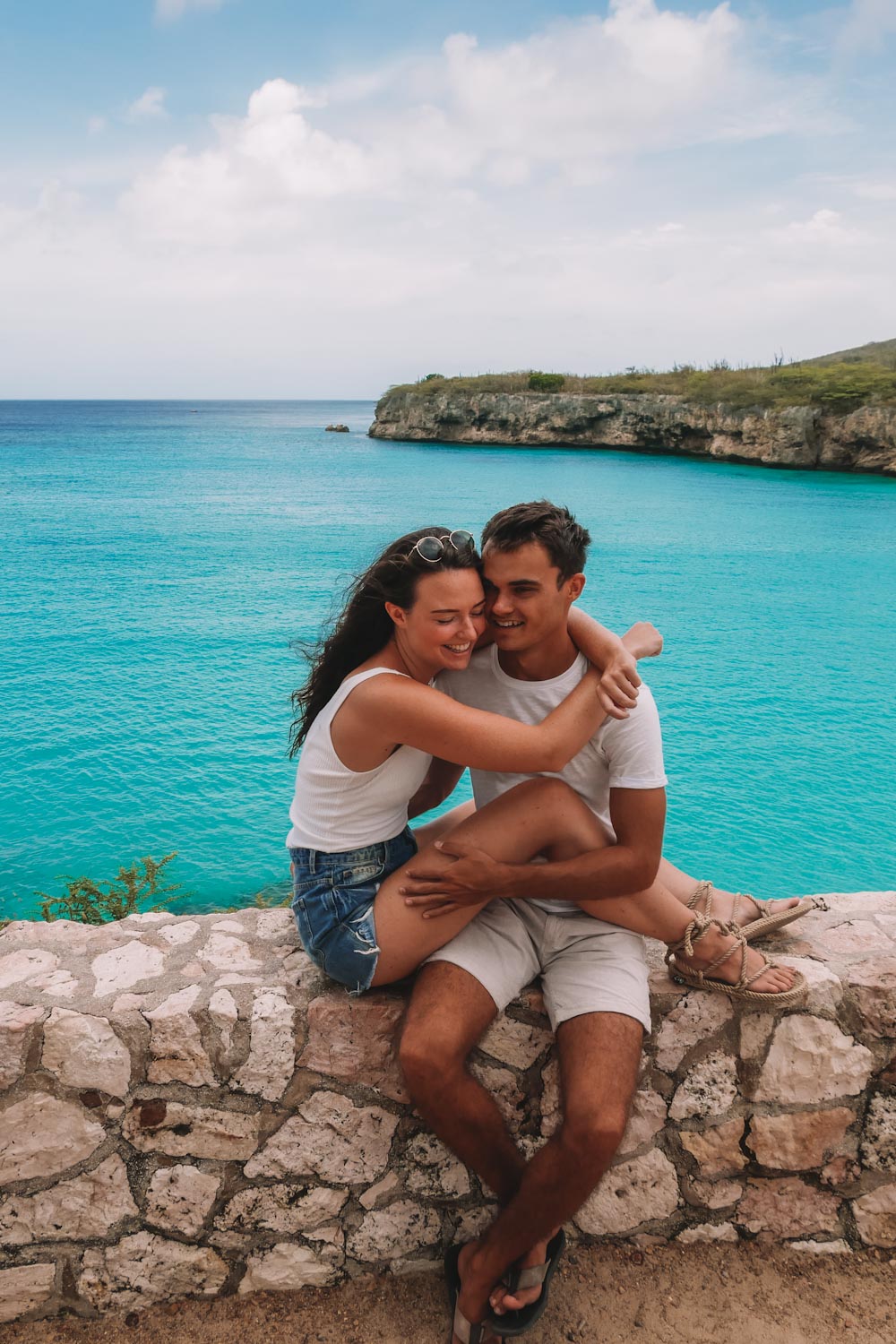 Rachel en Jasper knuffelend op de uitkijk over Grote Knip